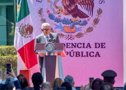 AMLO propone más refinerías y postergar la transición a energías limpias en aniversario de la Expropiación Petrolera
