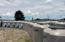 Dona Rotoplas tinacos a afectados por la sequía, con su campaña “Rotogotas de ayuda”