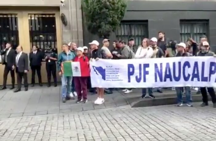 Trabajadores del Poder Judicial protestan afuera de la Suprema Corte