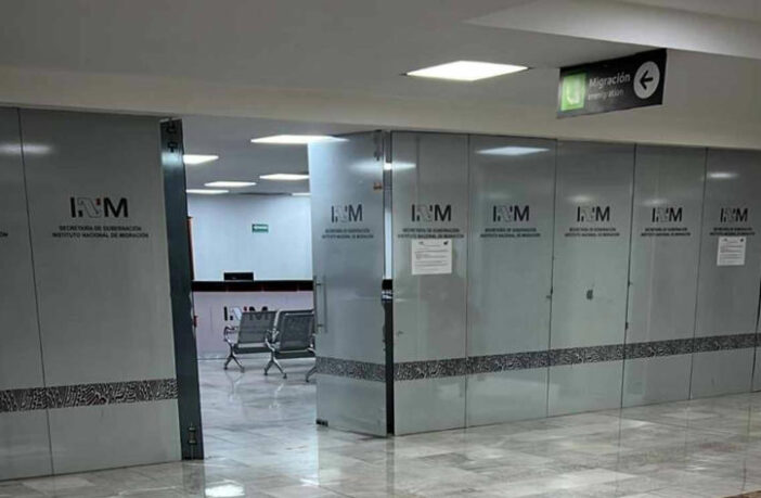 Madre y sus tres hijos procedentes de China buscan refugio en México, llevan 10 días en AICM; están en condiciones inhumanas: ONG