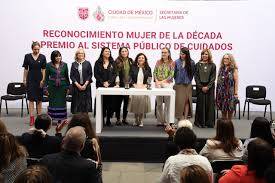 Clara Brugada recibe reconocimiento “Mujer de la Década” y premio por el Sistema Público de Cuidados
