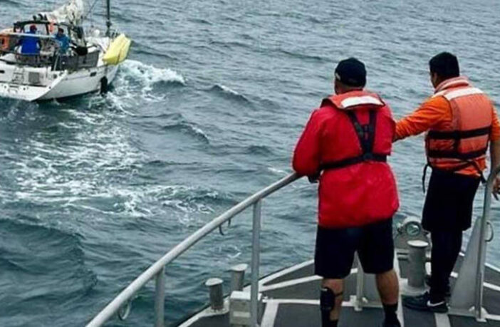 Interceptan embarcación con 28 menores de edad en altamar; los trasladan a Topolobampo, Sinaloa