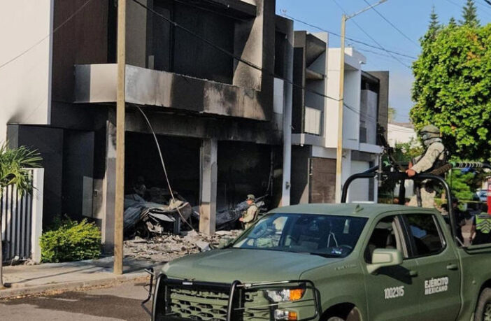 Atacan a balazos e incendian dos residencias en Culiacán