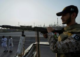 Paquistán lanza ataques aéreos en Afganistán; siguen los combates fronterizos