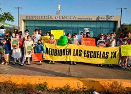 Piden reubicar a escuelas por refinería
